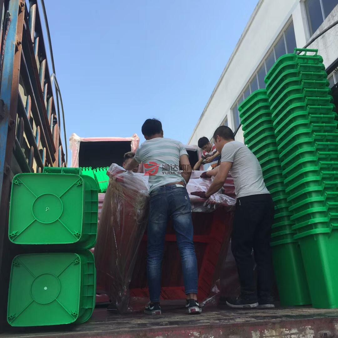 塑料垃圾桶与花箱装车交货